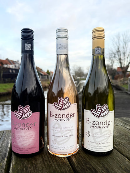 Drie flessen B.zonder moment wijn met Malbec, Rosé en Chardonnay op houten tafel buiten
