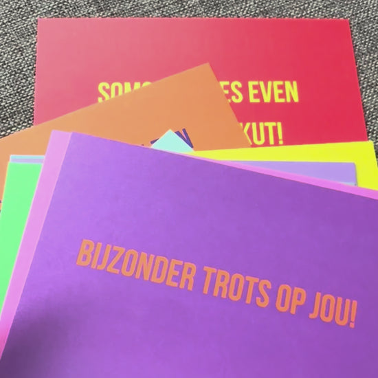 Bijzondere ansichtkaarten met kleurrijke ontwerpen en teksten zoals “bijzonder trots op jou”, perfect voor cadeaus, vriendschap en emotionele momenten