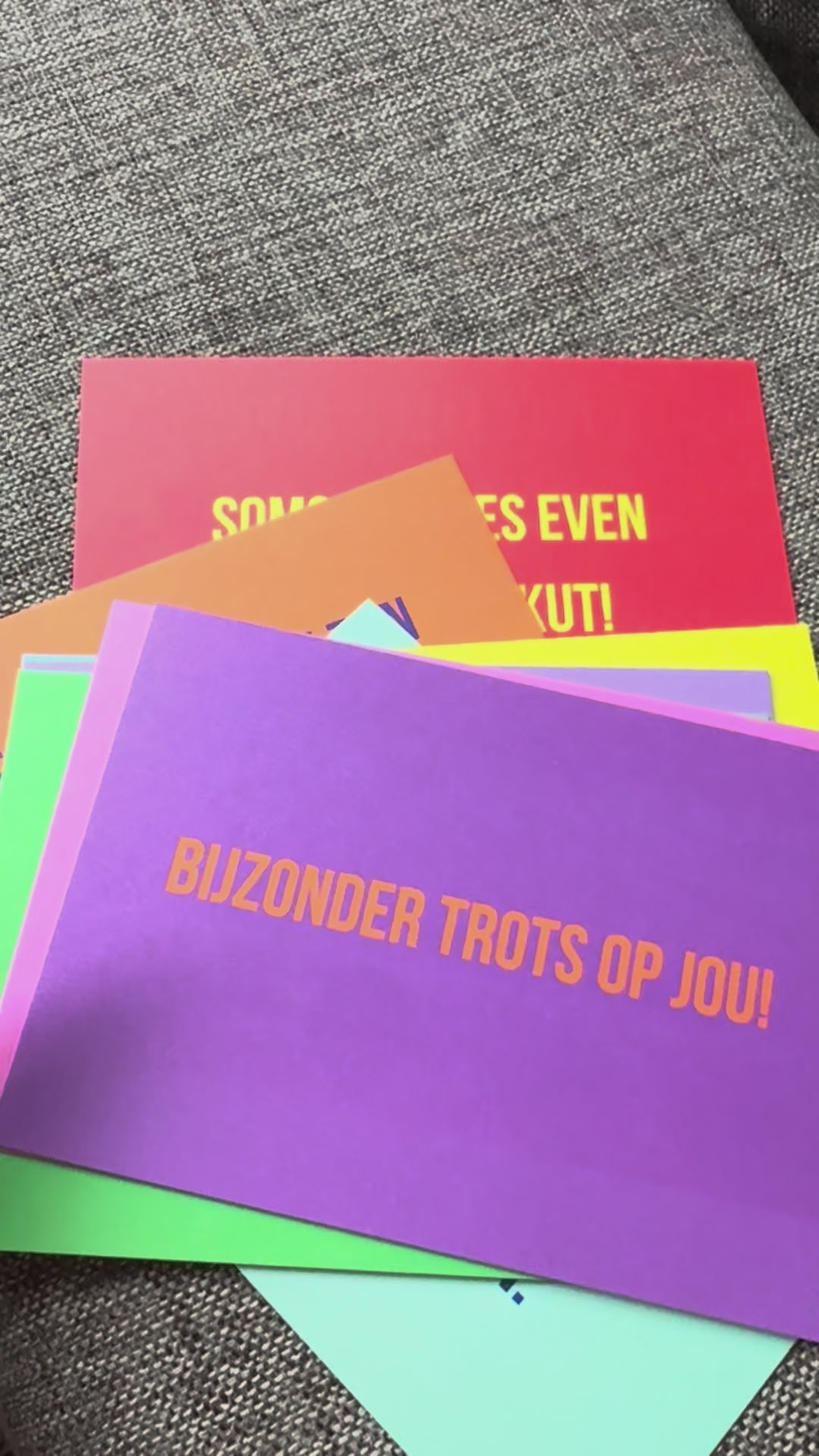 Bijzondere ansichtkaarten met kleurrijke ontwerpen en teksten zoals “bijzonder trots op jou”, perfect voor cadeaus, vriendschap en emotionele momenten